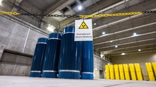 Deutscher Atommüll wird zurück aus Frankreich transportiert: Lagerhalle mit hochradioaktiven gelben Castor-Behältern vom Typ THTR und blauen vom Typ CASTOR V19.