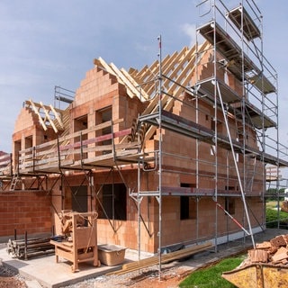 Eine verlassene Baustelle auf der ein Haus gebaut wird, noch im Rohbau. Die Baustelle nur halb fertig, der Auftrag mangelhaft umgesetzt oder der Handwerker kommt erst gar nicht. Wer haftet? Und wie kann man Ärger zuhause oder auf dem Bau vorbeugen?