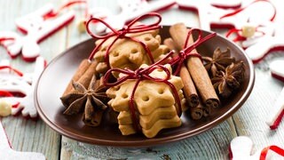 Zu Weihnachten gibt es viele Leckereien – vor allem Plätzchen. Weihnachtsgebäck in Sternform liegt in einer Plätzchenbox.