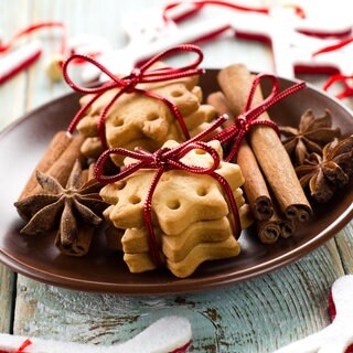 Zu Weihnachten gibt es viele Leckereien – vor allem Plätzchen. Weihnachtsgebäck in Sternform liegt in einer Plätzchenbox.