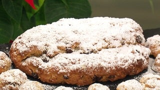 Quarkstollen mit Nüssen liegt auf einem Brett. Das Rezept besticht dadurch, dass man den Stollen gleich essen kann. 