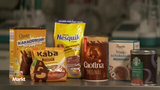 Lösliches Kakaopulver für Trinkschokolade von Nesquick, Starbucks, Caotina, Kaba, Sarotti und Aldi auf einem Tisch. Heiße Schokolade im Test: Welches Kakaopulver schmeckt am besten?