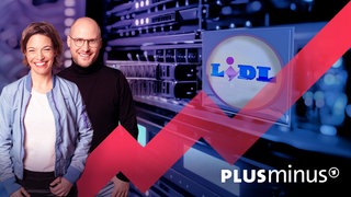 Ein Schild mit der Aufschrift Lidl ist vor Kabeln und einem Computer zu sehen. In dieser Folge des Plusminus Podcasts geht es um digitale Entwicklungen bei Handelskonzernen wie Lidl: Lidl und seine Mutter Schwarz stehen nicht mehr nur für Joghurt & Co, sondern auch für IT-Sicherheit & Cloud-Service. Dabei gibt es viele Parallelen zur Amazon-Firmengeschichte. Wächst da ein neuer Weltkonzern und wird Neckarsulm zum Silicon Valley?