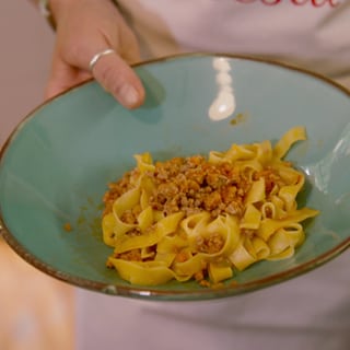 Ein Teller mit Pasta-Bolognese wird in die Kamera gehalten. Barilla Check