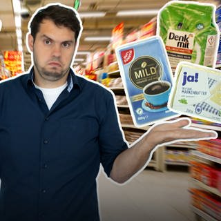 Junger Mann guckt skeptisch und streckt Hände aus, links von ihm Eigenmarken, rechts Markenprodukte wie Prinzenrolle, Persil und Nutella. Wie gut sind Eigenmarken? Wir machen den Test.