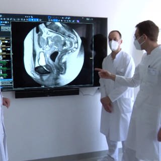 Ärzte vor Röntgenbild