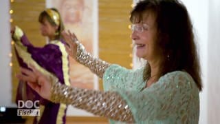 Zwei ältere Frauen üben orientalischen Tanz