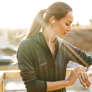 Teuer von Apple oder günstig: Uhren für die Fitness sind im Trend. Smartwatches zählen Schritte, dokumentieren Training, setzen Notrufe ab, zeichnen EKG auf. Was taugen die Daten?