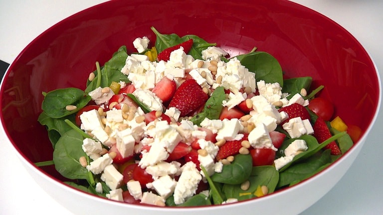 Spinatsalat mit Erdbeeren und Schafskäse - Marktcheck - TV