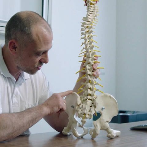 Rückenschmerzen? Blockaden im Iliosakralgelenk lösen und Schmerzen im Rücken lindern