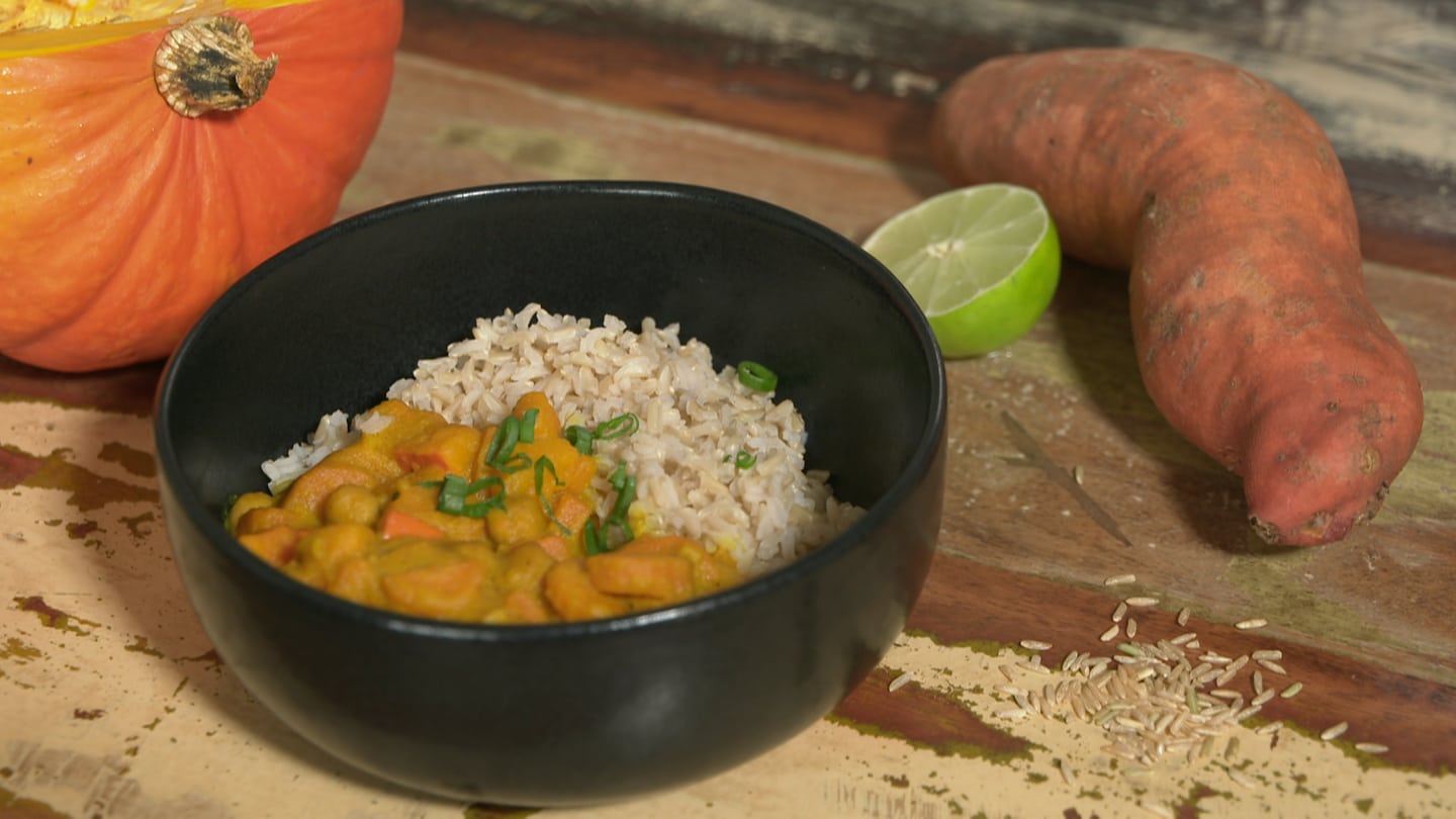 Fein, würzig und gesund. Dieses Curry passt nicht nur in die Fodmap-Diät, es schmeckt auch fein aromatisch und ist schnell zubereitet. Ein Wohlfühlgericht mit aromatischem Kürbis.