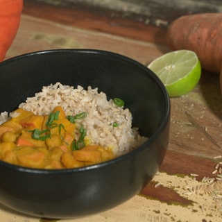 Fein, würzig und gesund. Dieses Curry passt nicht nur in die Fodmap-Diät, es schmeckt auch fein aromatisch und ist schnell zubereitet. Ein Wohlfühlgericht mit aromatischem Kürbis.