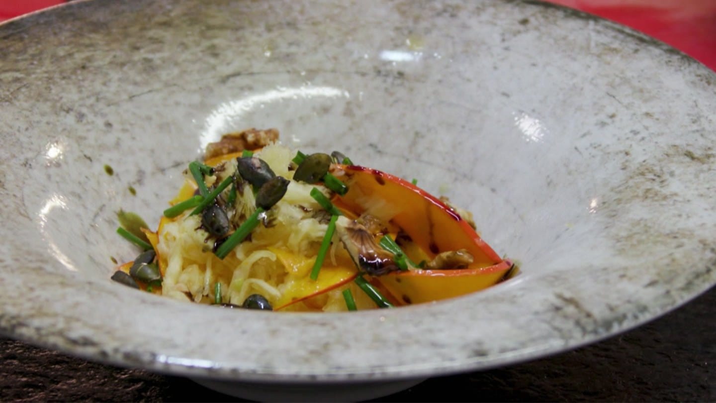 Salat aus rohem Hokkaido und Spaghettikürbis. Mit gemischten Nüssen und Kernen. Dazu ein Dressing aus frisch gepresstem Zitronensaft, Honig, weißem Balsamico, Sonnenblumenöl und Olivenöl.