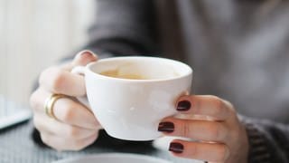 Wenn die Kaffeetasse öfter zittert und die zweite Hand zum Halten gebraucht wird, sorgt man sich: Essentieller Tremor?