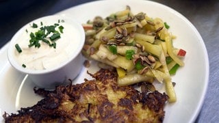 Gesunde Rohkost: Steckrüben in Stifte geschnitten als Salat mit Apfel, Frühlingszwiebeln, Zimt und gerösteten Kürbiskernen.