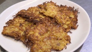 Steckrüben-Rösti sind schnell gemacht und schmecken besonders lecker mit Kräuterquark. Steckrüben sind gesund, man kann sie kochen, roh essen oder braten.