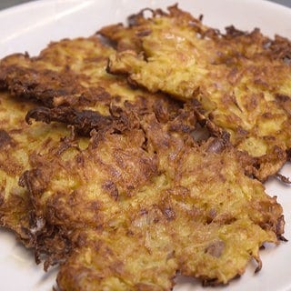 Steckrüben-Rösti sind schnell gemacht und schmecken besonders lecker mit Kräuterquark. Steckrüben sind gesund, man kann sie kochen, roh essen oder braten.