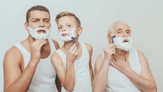 Drei Generationen Männer bei einer Nassrasur: Anders als Pflanzen sind Haare nur tote Materie. Darum fließt auch keine Information von der Haarspitze zurück in die Haarwurzel, wenn die Haare geschnitten oder rasiert werden.