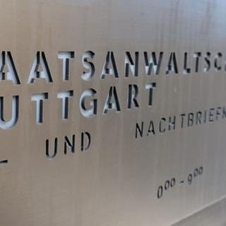 Die Aufschrift "Staatsanwaltschaft Stuttgart" steht vor dem Gebäude der Staatsanwaltschaft in Stuttgart (Baden-Württemberg) auf einem Briefkasten.