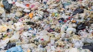 Plastikberge: Teilweise dauert es einige hundert Jahre, bis Plastik vollständig zerfällt.