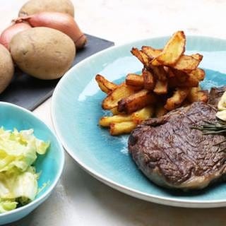 Steak frites mit Kräuterbutter und Salat