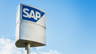 Das Logo von SAP auf einer dreieckigen Metallsäule. Der Softwarekonzern ist sehr erfolgreich an der Börse: Wird SAP zu wertvoll für den Dax? 