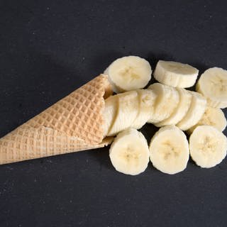 Eiswaffle mit geschnittener Banane.