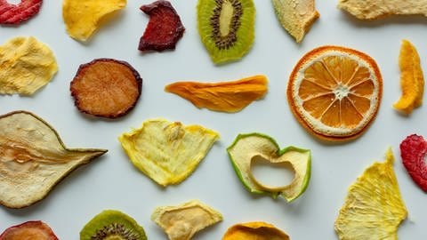Trockenfrüchte: Orange, Apfel, Ananas, Ingwer, Kiwi und Erdbeere.