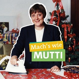 In der rechten Bildhälfte bügelt Ex-Bundeskanzlerin Angela Merkel Geschenkpapier auf einem Bügelbrett. Davor steht "Mach’s wie Mutti" geschrieben, jeweils unterlegt von farbigen Bändern. Ökochecker Joti steht collagenhaft reingeschnitten neben ihr und streckt den Daumen hoch. Im Hintergrund sind ein Weihnachtsbaum und Geschenke zu erkennen.