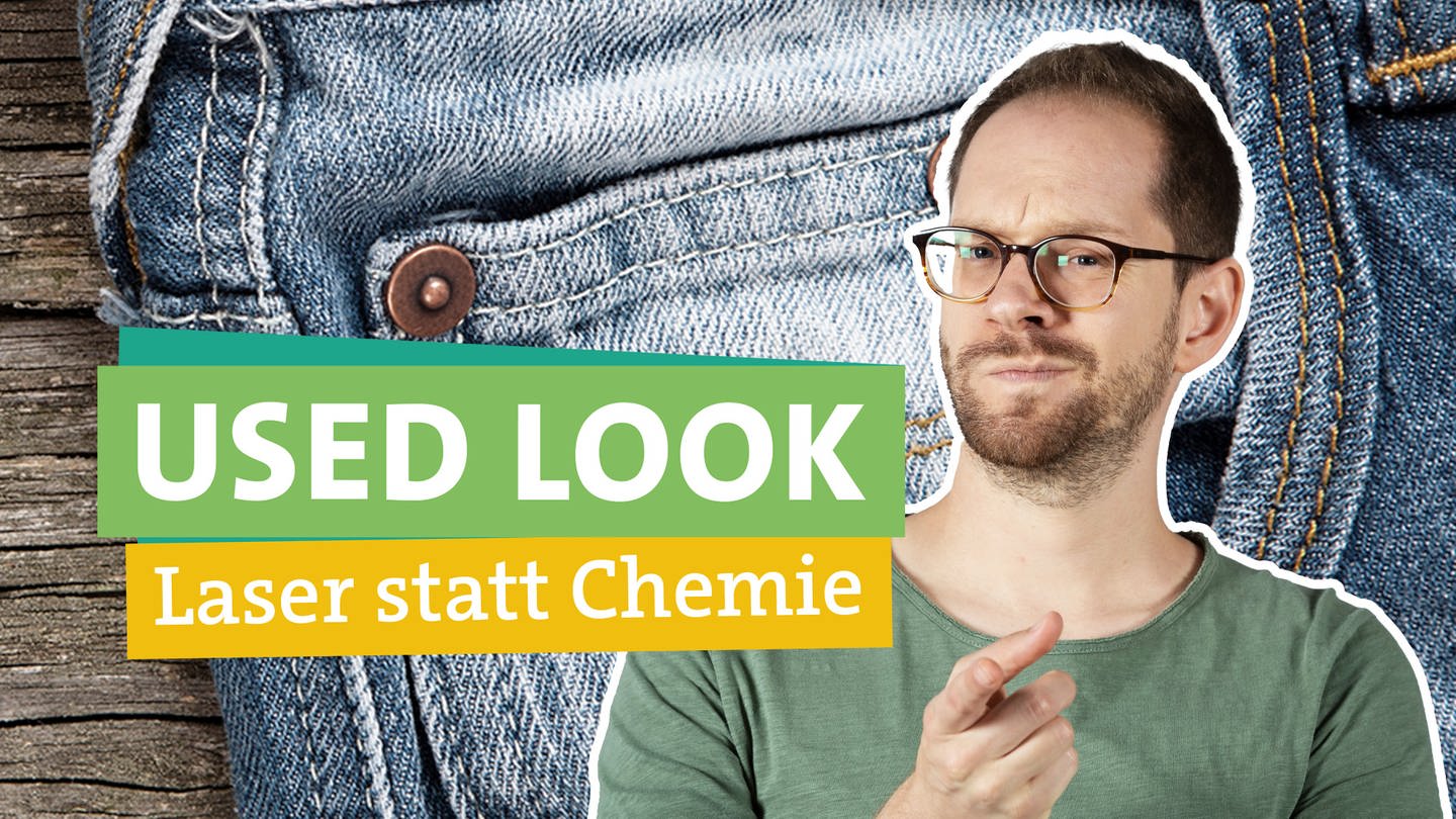 Nachhaltige Mode und Herstellung: so geht Jeans ohne Chemie | In der rechten Bildhälfte schaut Ökochecker Tobias Koch neugierig in die Kamera. In der Mitte steht 