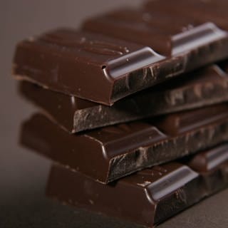 Mehrere Rippen dunkler Schokolade gestapelt