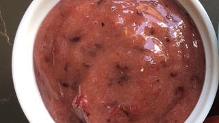 Schälchen mit Stachelbeermarmelade - eine fruchtige Marmelade, kalt gerührt