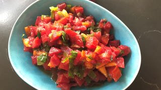 Eine Schale mit Aprikosen-Tomaten-Salsa, das Highlight jeder Grillparty