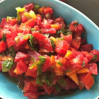 Eine Schale mit Aprikosen-Tomaten-Salsa, das Highlight jeder Grillparty