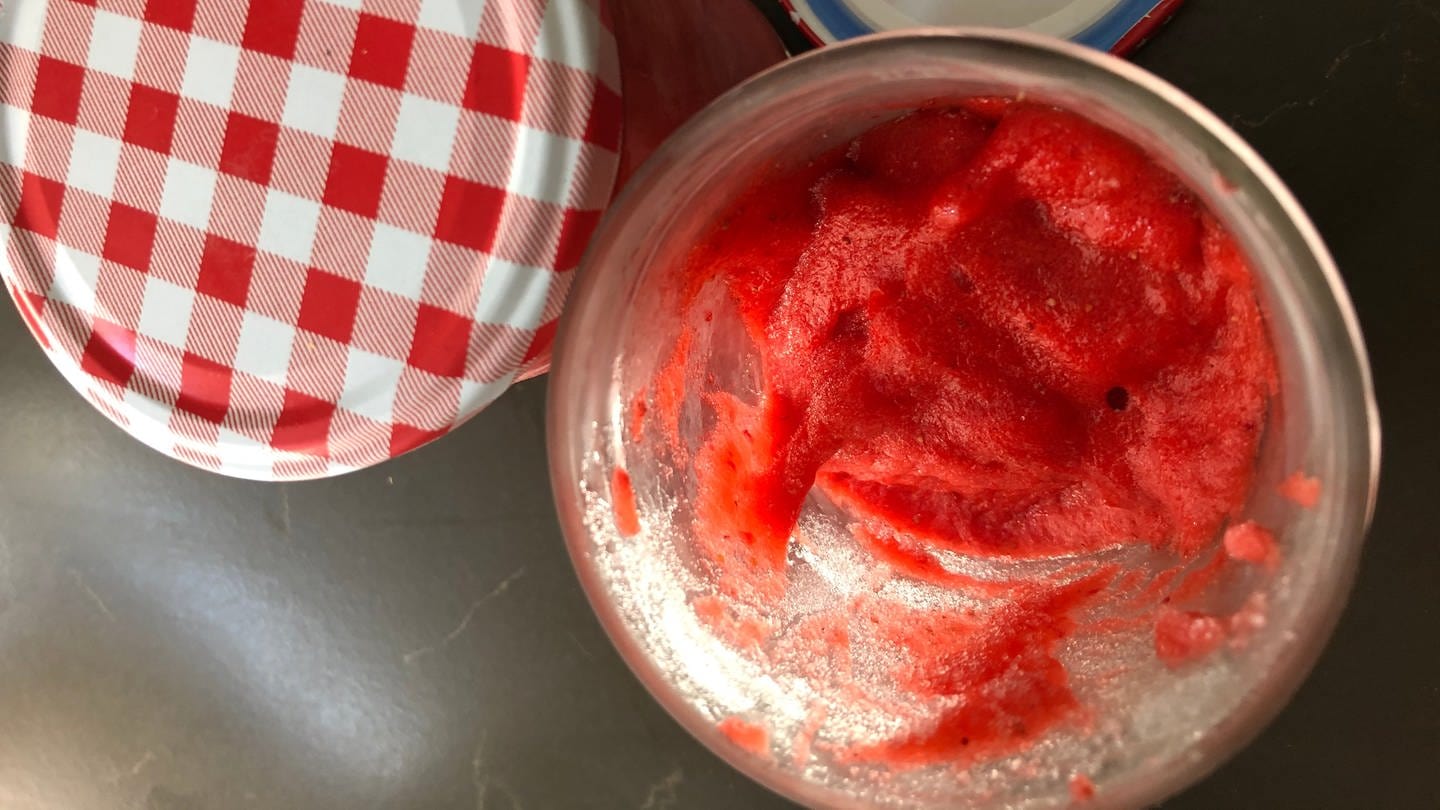 Erdbeer-Mousse für Marmelade oder Dessert lässt sich einfach einfrieren.