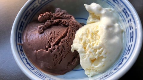 Eiskugeln Schoko- und Vanilleeis: Schoko und Vanille, die klassischen Eissorten - sehr beliebt und auch mit veganen Zutaten zu haben.