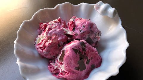 Leckere Eiskugeln in weißem Eisbecher - diese Sorten Eiscreme liegen derzeit im Trend: vegan, mit Früchten und in pink. Die Tricks der Hersteller und Tipps, gutes Eis zu erkennen.