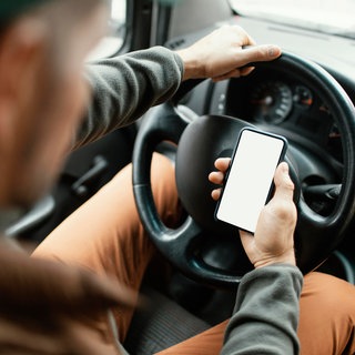 Durch Telematik-Technologie werden Fahrdaten laufend via App, Sensor oder Box an Autoversicherer übermittelt