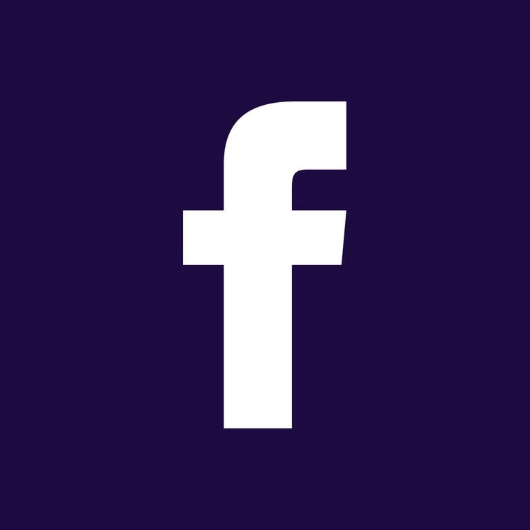 facebook logo in weiß auf blauem Hintergrund