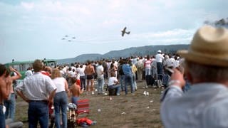 Die abstürzende Maschine rast beim Flugunglück von Ramstein am 28.8.1988 auf die Zuschauermenge zu.