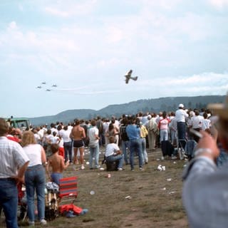 Die abstürzende Maschine rast beim Flugunglück von Ramstein am 28.8.1988 auf die Zuschauermenge zu.