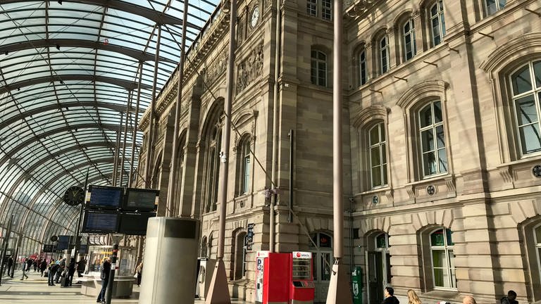 In den Jahren 2006-07 wurde der Bahnhof Straßburg umgebaut. Unter anderem wurde eine gewölbte Glasfassade vor das ursprüngliche Empfangsgebäude gesetzt. So entstand ein großer, lichtdurchfluteter Vorraum.