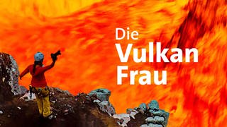 Die Fotografin Ulla Lohmann am Kraterrand eines aktiven Vulkans