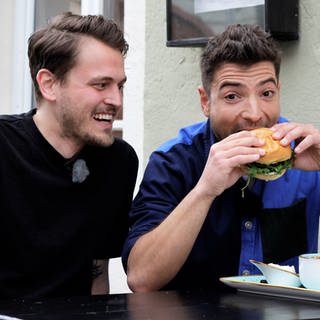 zwei Männer essen Burger