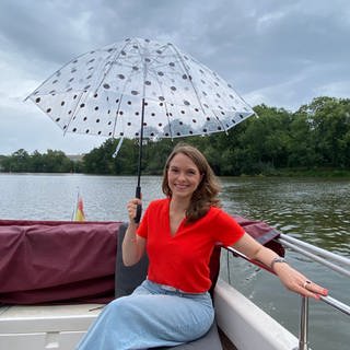 Die Moderatorin Anika Keil mit dem Solarboot unterwegs auf der Mosel