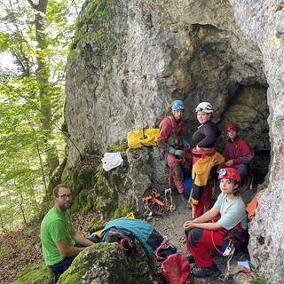 Jugendgruppe des Deutschen Alpenvereins Sektion Heidelberg vor Höhle in der Schwäbischen Alb