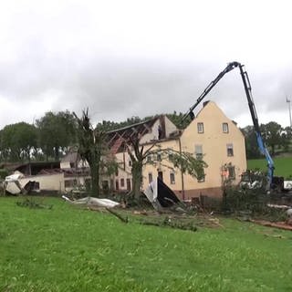 Schäden an einem Haus nach Tornado