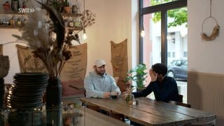 Zwei junge Männer jüdischer Abstammung im Café