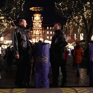 Polizei und Poller auf dem Mainzer Weihnachtsmarkt