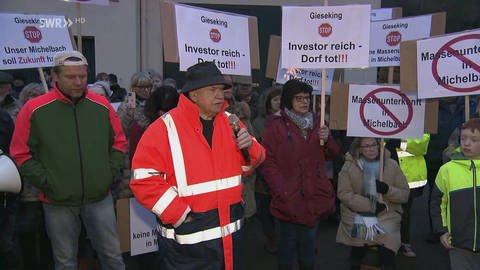 "Investor reich - Dorf tot" hieß es auf Schildern bei der Demonstration Anfang des Jahres.